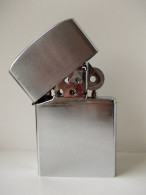 - Briquet Géant. Style Zippo. Hauteur 16,5cm - - Autres & Non Classés