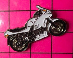 411G Pin's Pins / Beau Et Rare / THEME : MOTOS / GROSSE SPORTIVE NOIRE ET BLANCHE - Motos