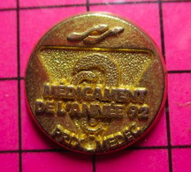 411G Pin's Pins / Beau Et Rare / THEME : MEDICAL / TOUT METAL JAUNE PRIX MEDEC MEDICAMENT DE L'ANNEE 92 - Médical