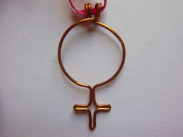 Pendentif Symbole De Vénus (femme) En Fil De Cuivre - Pendenti