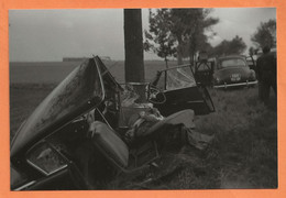 PHOTO - RETIRAGE DES ANNÉES 60 - ACCIDENT DE VOITURE FORD ANGLIA + RENAULT FRÉGATE - Automobiles