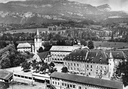 P-FL-M-22-711 : LA MOTTE-SERVOLEX. VUE AERIENNE DE L'EGLISE ET DU PENSIONNAT SAINTE-ANNE - La Motte Servolex