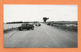 PHOTO - RETIRAGE DES ANNÉES 60 - ACCIDENT DE VOITURE RENAULT DAUPHINE - SIMCA CHATELAINE DE GENDARMERIE - Automobili