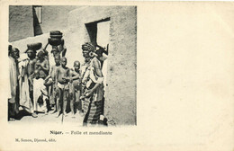 PC NIGER, FOLLE ET MENDIANTE, Vintage Postcard (b33266) - Niger
