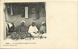 PC NIGER, UN MARCHAND INDIGÉNE DE TISSUS, Vintage Postcard (b33272) - Niger