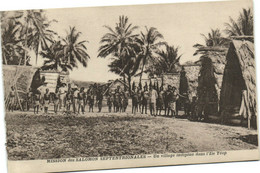 PC UK, SALOMON ISLANDS, UN VILLAGE INDIGÉNE, Vintage Postcard (b33521) - Isole Salomon