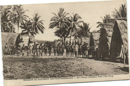 PC UK, SALOMON ISLANDS, UN VILLAGE INDIGÉNE, Vintage Postcard (b33521) - Solomon Islands