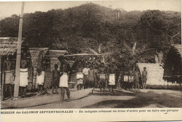 PC UK, SALOMON ISLANDS, UN INDIGÉNE CREUSANT, Vintage Postcard (b33532) - Salomon