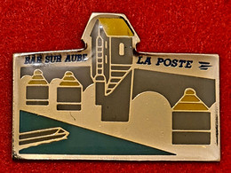 SUPER PIN'S "LA POSTE":Emis Pour Le Bureau De Poste De BAR Sur AUBE Département De L'Aube Et La Région Grand Est.3,5X2,5 - Correo