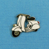 1 PIN'S //  ** SCOOTER VESPA 125 VN2 / 1956 ** . (Démons & Merveilles ©) - Motos