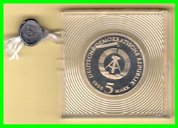 ALEMANIA DDR SCHLOS SANSSOUCI - NEUES PALAIS 5 MARK 1986 PROOF / PRUEBA  LA MONEDA ESTA  ENCASULADA EN CAJA DE METACRILA - 5 Marcos