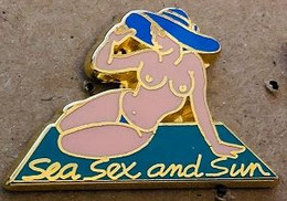 PIN UP AVEC CHAPEAU BLEU -  ASSISE - SEA SEX AND SUN - ELIXYR  - PIN-UPS - LADY - WOMAN - EGF -    (22) - Pin-ups