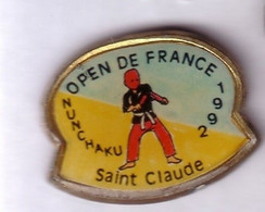 A129 Pin's ARTS MARTIAUX NUNCHAKU Open De France SAINT CLAUDE Jura Achat Immédiat - Judo