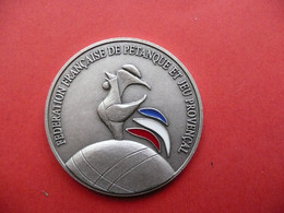 MEDAILLE FEDERATION FRANCAISE DE PETANQUE ET JEU PROVENCAL COULEUR ARGENT - Petanca