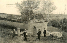 Néris Les Bains * Le Tombeau Du Chevalier * Promeneurs * Fontaine Lavoir ? - Neris Les Bains