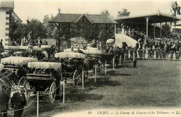 Vichy * Le Champ De Courses Et Les Tribunes * Hippisme Hippique Hippodrome * Attelage Cochers - Vichy