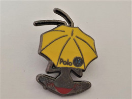 PINS AUTOMOBILE  VOLKSWAGEN  POLO / FOURMIE SOUS UN PARASOL / 33NAT - Volkswagen