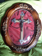 Cadre Reliqaire Crucifix En Bois Ovale Verre Bombé 40 Cm - Religieuze Kunst