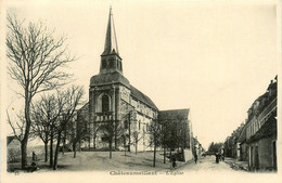 Châteaumeillant * La Place De L'église Du Village - Châteaumeillant