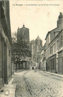 Bourges * La Rue Porte Jaune Et Vue Sur La Cathédrale - Bourges