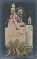 Surrealisme Angelot Petite Fille Assise Près D' Une Grosse Bougie Pomme De Pin Noel Christmas - Anges