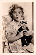 CINÉMA : SHIRLEY TEMPLE & POUPÉE / PUPPET - VRAIE PHOTO / REAL PHOTO ~ 5 X 7 CM - ROSS ~ 1935 - '938 (ai676) - Actores