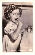 CINÉMA : SHIRLEY TEMPLE : BROSSAGE... / TEETH BRUSHING - VRAIE PHOTO / REAL PHOTO ~ 5 X 7 CM - ROSS ~ 1935 - '938 (ai741 - Actores