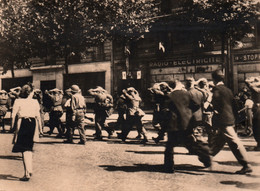 La Guerre à Paris - Prisonniers Allemands Emmenés Par Les Soldats Américains En Aout 1944 - War 1939-45