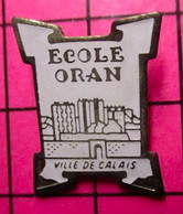 613F Pin's Pins / Beau Et Rare / THEME : ADMINISTRATIONS / ECOLE ORAN VILLE DE CALAIS - Administrations