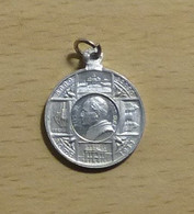 Petite Médaille Du Pape Pie XII Et Année Sainte 1933 - Religion & Esotérisme