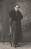 12992. Fotografia Cartolina Vintage Donna In Posa 1923 Acqui - Foto Gariglio - Identifizierten Personen