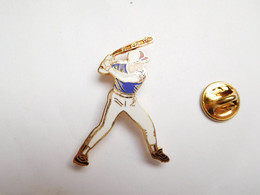 Superbe Pin's En EGF , Joueur De Baseball , Signé Pretty Things - Baseball