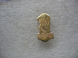 Rare, Pin's Doré Du LION PEUGEOT De L'usine De SINGAPORE - Peugeot