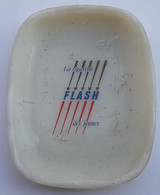 Cendrier Ashtray En Verre Opaliné Cigarettes FLASH La Cigarette Des Jeunes - Glas