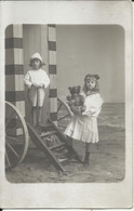 Oostende - Herinnering Aan Zee, Kinderen Met Teddy Bear En Strandcabine Fotokaart LE BON (Oostende) - Anonieme Personen