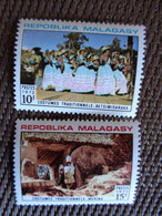 MADAGASCAR 1972 Y&T N° 513 & 514 ** - COSTUMES - Madagaskar (1960-...)