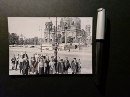 Berlin 1937, Menschengruppe Vor Dem Berliner Dom, Foto-Abzug, S/w 10 X 15 Cm - Luoghi