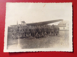 Foto WW2 Flugzeug Soldaten Mannschaften Uniformen Ca. 1930 - Uniformes