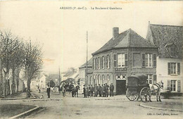 - Pas De Calais -ref-B82- Ardres - Le Boulevard Gambetta - Café - Cafés - Types Du Pays - Attelages Chevaux - - Ardres