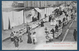 LAVAUR - Une Procession Dans La Grande Rue - Lavaur