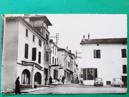 40 , Montfort, La Rue Des Poilus.........automobiles - Montfort En Chalosse