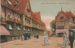 (14) DEAUVILLE. Rue De L'Ecluse ( Magasin "Au Printemps " / Auto Années 20 / Enseigne De Coiffeur) ) - Deauville