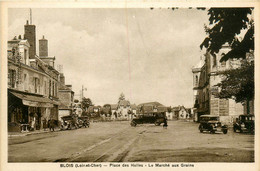 Blois * La Place Des Halles * Le Marché Aux Grains * Automobile Voiture Ancienne - Blois