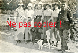 PHOTO FRANCAISE 106e RI - JEUNE FEMMES ET LE GARDE CHAMPETRE A SOMMEDIEUE PRES DE VERDUN MEUSE - GUERRE 1914-1918 - 1914-18