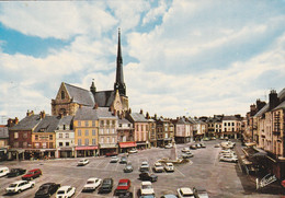 Pithiviers La Place Du Martroi Et L'église (voitures) - Pithiviers