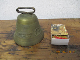 Ancienne Cloche En Bronze Fondeur Labergement Sainte Marie Dans Le Doubs Richement Décorée Et Superbe Sonorité - Campanas