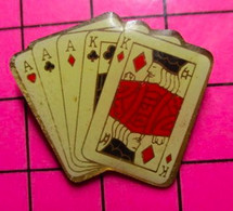 1615b Pin's Pins / Beau Et Rare / THEME : JEUX / JEU DE CARTES POKER FULL AUX AS PAR LES ROIS - Jeux