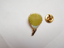 Superbe Pin's En EGF , Parachutisme , Para , Signé Segalen Collection - Parachutespringen