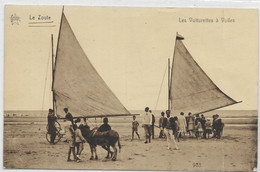 - 548 -  LE ZOUTE (Knokke)  Les Voiturettes  A Voiles  ( Carte Legerement Pliée Voir Scan) - Knokke