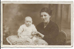 - 1199 -   TIRLEMONT Maman Avec Un Bébé  Carte Photo Jean LEYSSENS - Tienen
